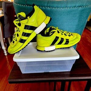 Adidas torsion style sneakers, size 9.